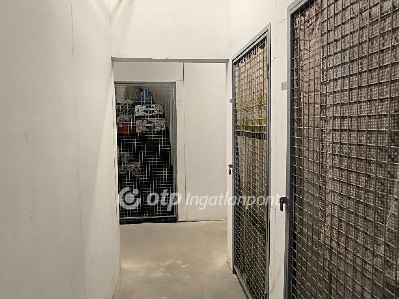Eladó egyedi garázs Budapest
