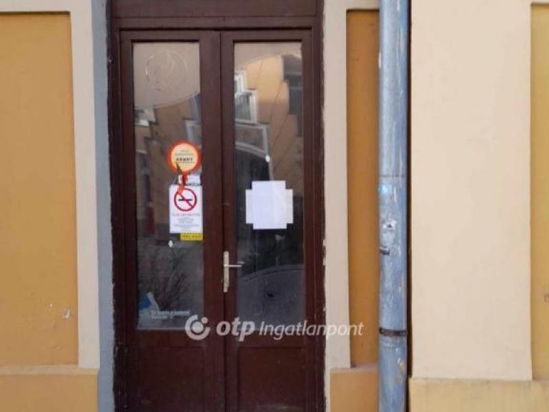 Eladó utcai bejáratú üzlethelység Kaposvár