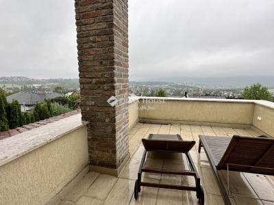 Eladó családi ház Üröm