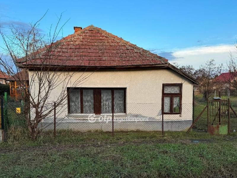 Eladó családi ház Poroszló