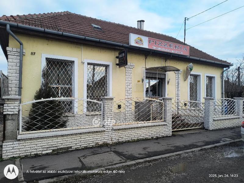 Eladó utcai bejáratú üzlethelység Jászalsószentgyörgy