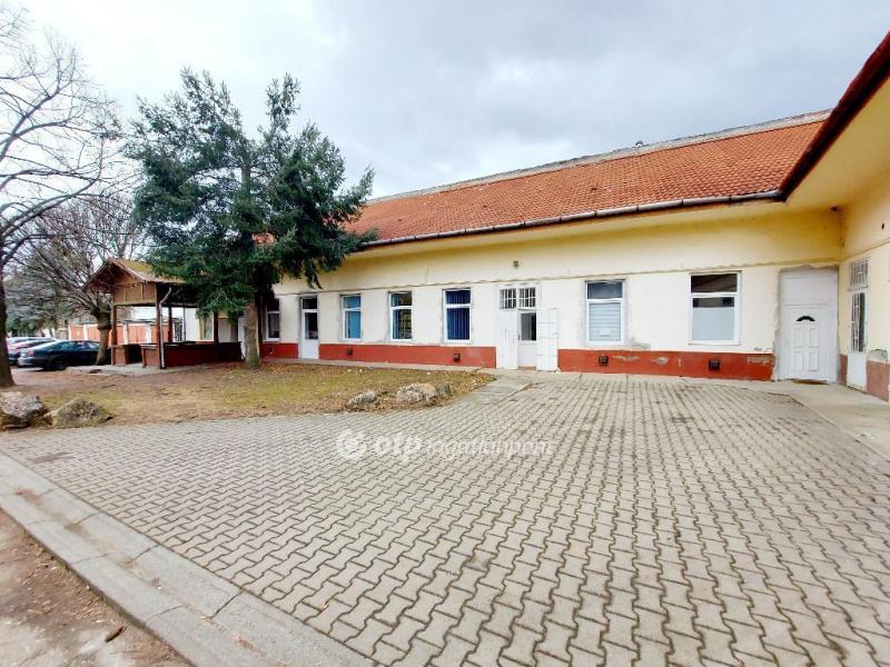 Eladó utcai bejáratú üzlethelység Szerencs