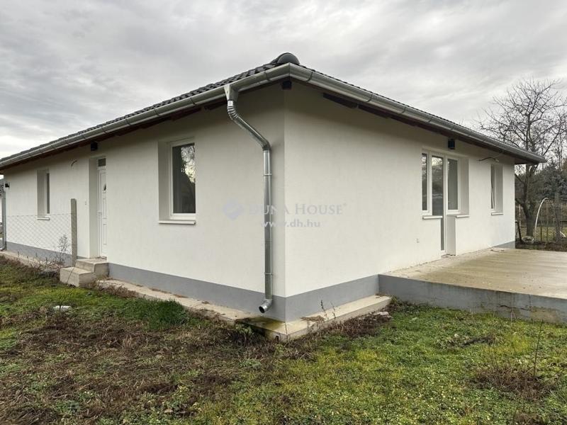 Eladó családi ház Majosháza