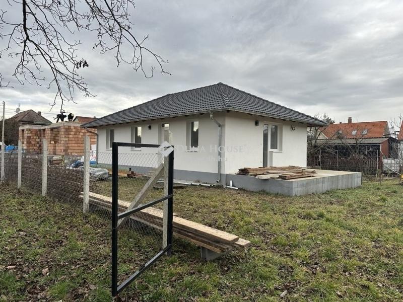 Eladó családi ház Majosháza