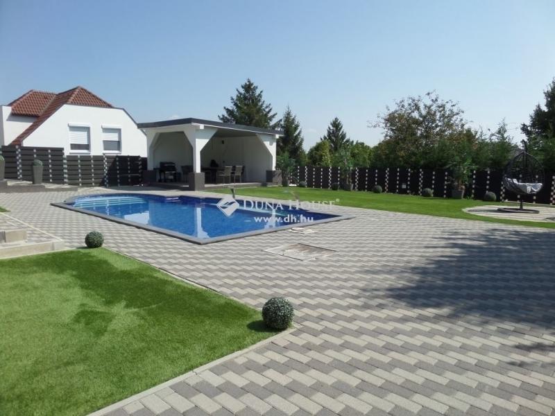 Eladó családi ház Üröm