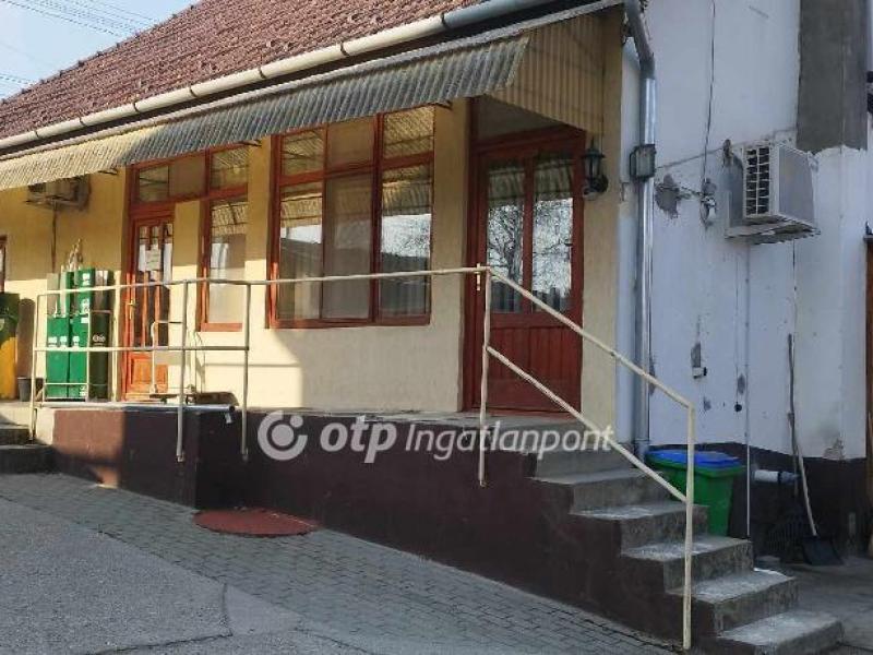 Eladó egyéb üzlethelység Paks