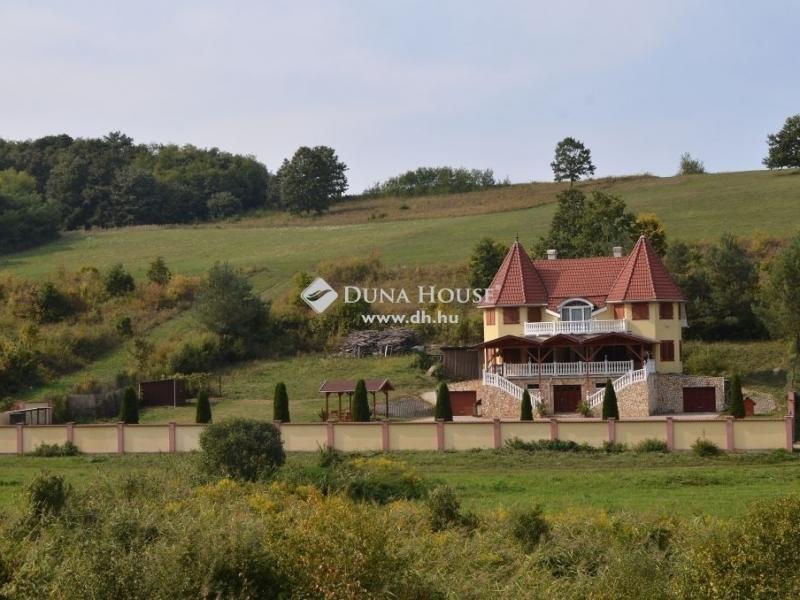 Eladó kastély Arló