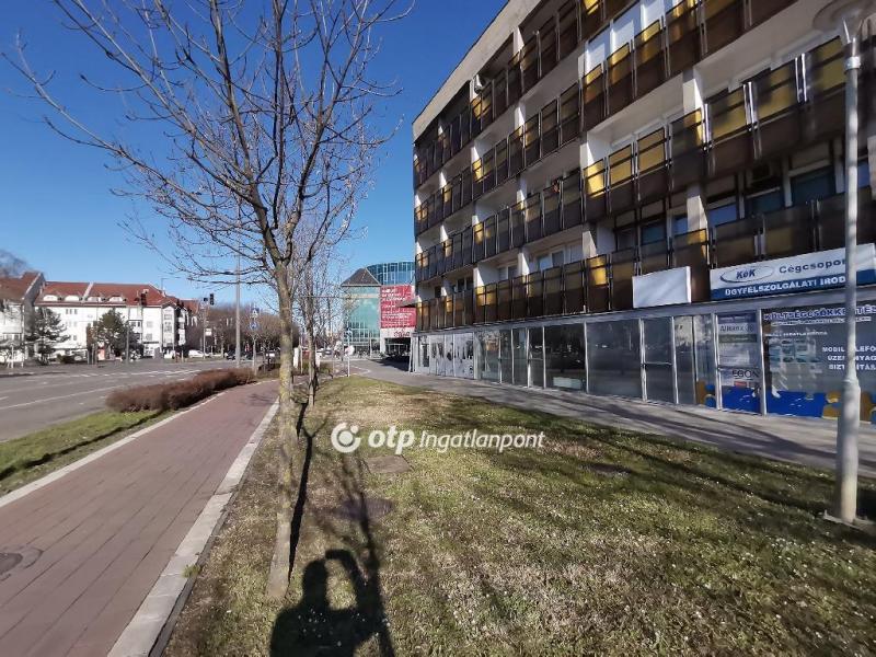 Kiadó utcai bejáratú üzlethelység Békéscsaba