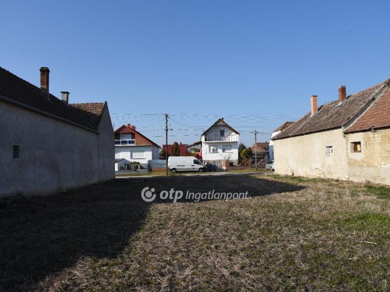 Eladó lakóövezeti telek