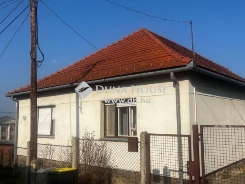 Eladó családi ház Komló