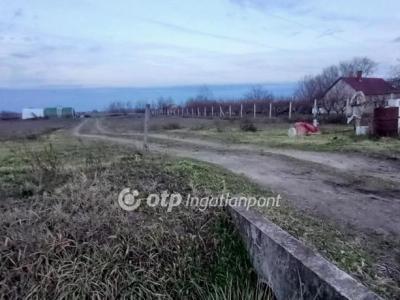 Eladó lakóövezeti telek Pusztaszer