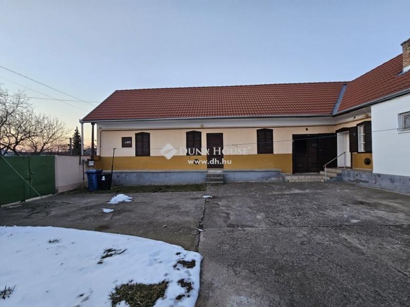 Eladó családi ház Véménd