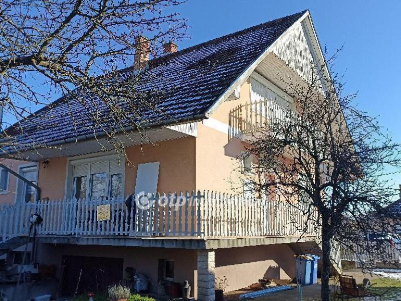 Eladó családi ház Jászfényszaru