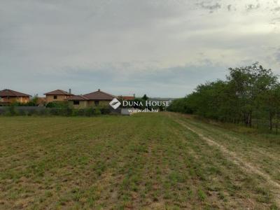 Eladó külterületi telek Pécel