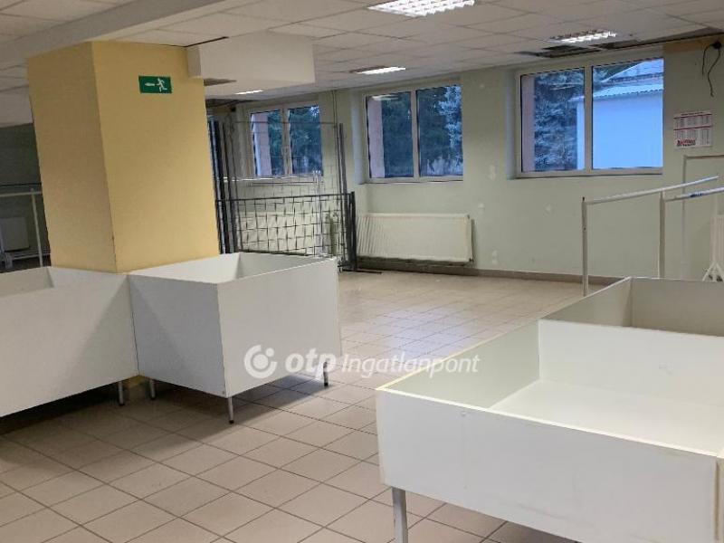 Eladó utcai bejáratú üzlethelység Nyíregyháza