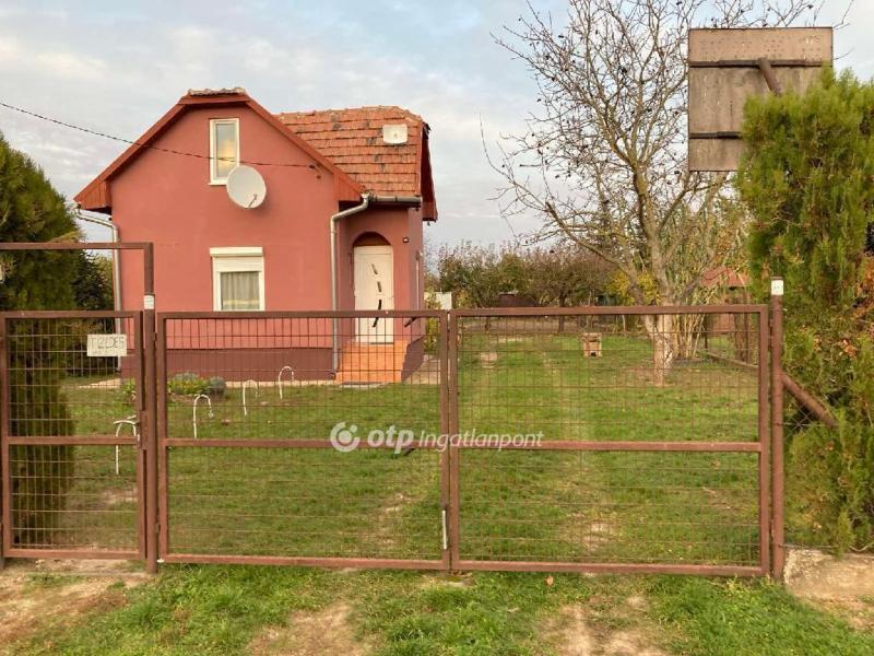 Eladó családi ház Besenyszög
