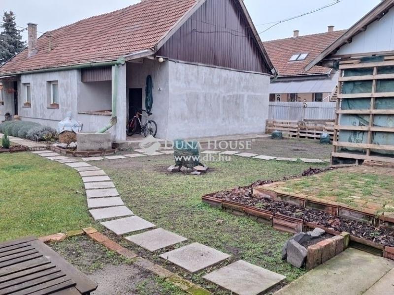 Eladó családi ház Monor