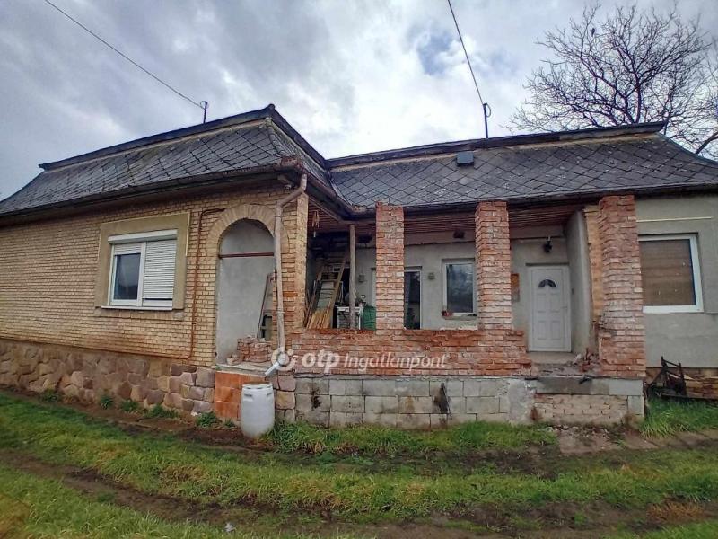 Eladó családi ház Valkó