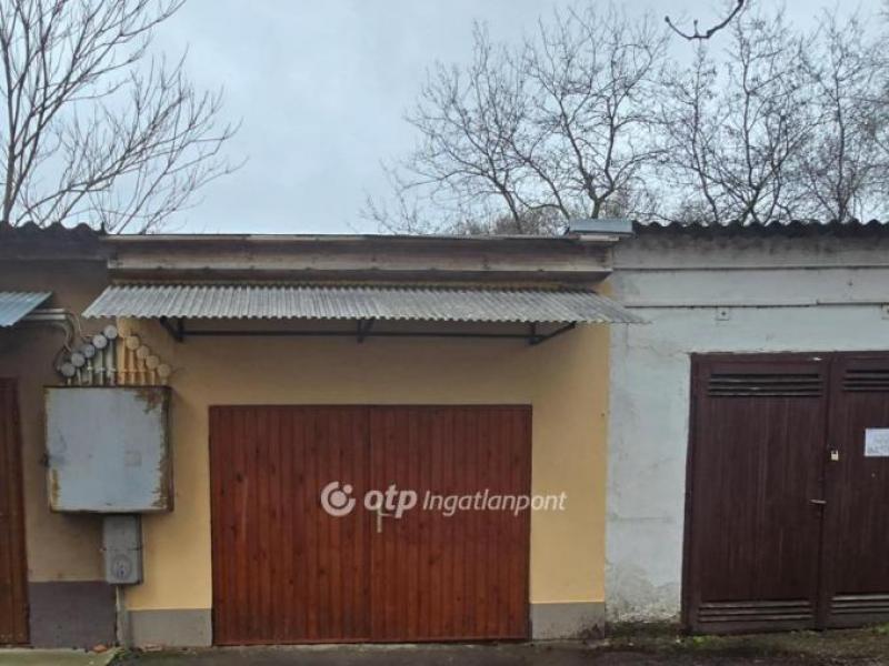 Eladó egyedi garázs Püspökladány