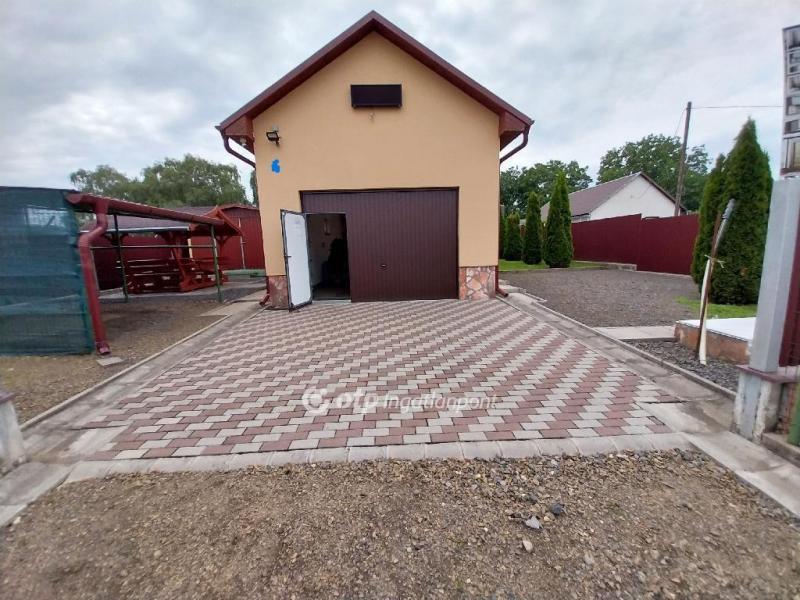 Eladó utcai bejáratú üzlethelység Nyíregyháza