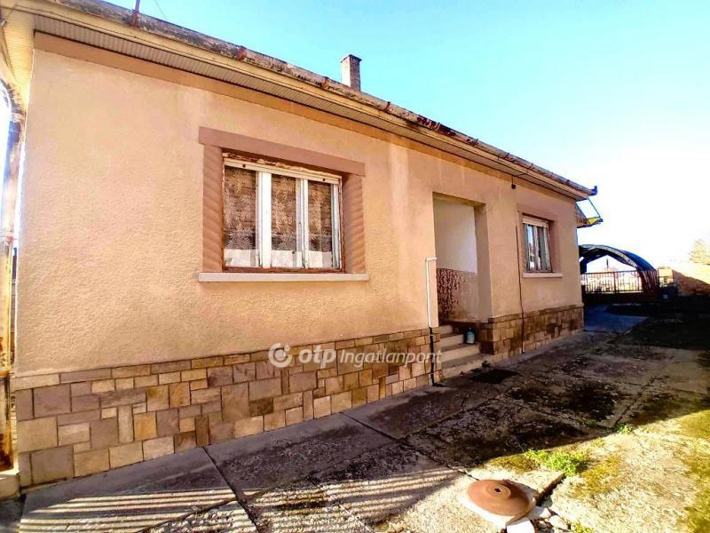 Eladó családi ház Csány