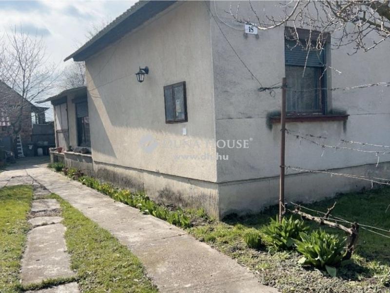 Eladó családi ház Komárom