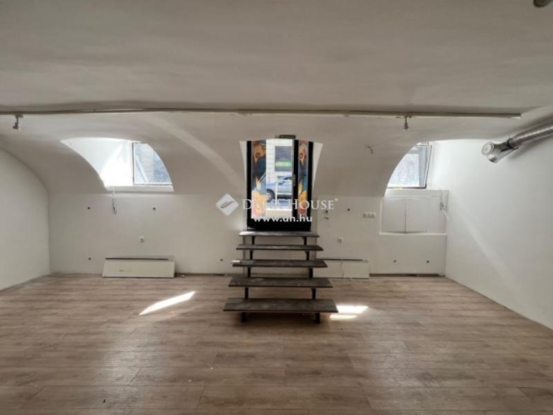 Eladó utcai bejáratú üzlethelység Budapest