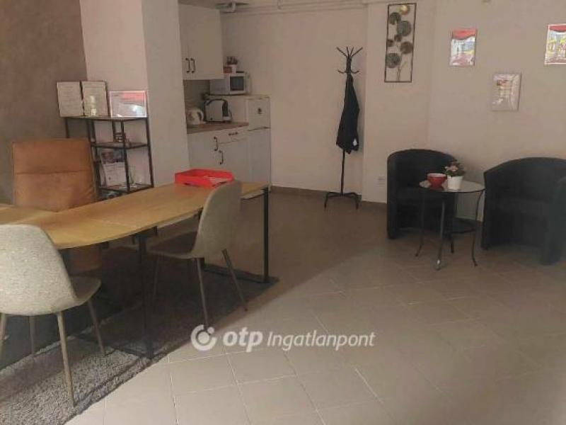Kiadó üzlethelység üzletházban Veszprém