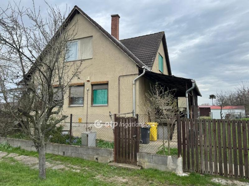 Eladó családi ház Tiszacsege