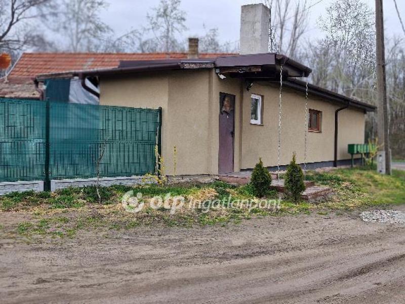 Eladó családi ház Törtel