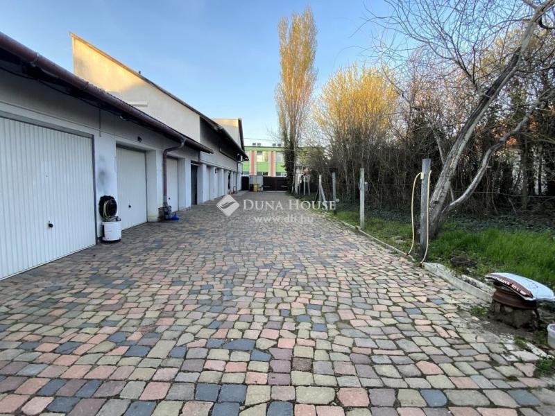 Eladó egyedi garázs Békéscsaba