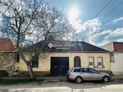 Eladó családi ház Piliscsév