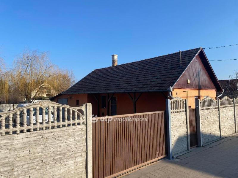 Eladó családi ház Abony