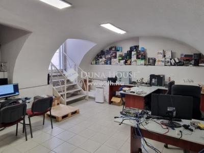 Eladó utcai bejáratú üzlethelység Kecskemét