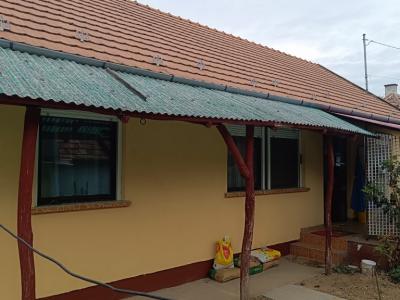 Eladó családi ház Úri