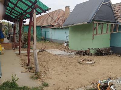 Eladó családi ház Úri