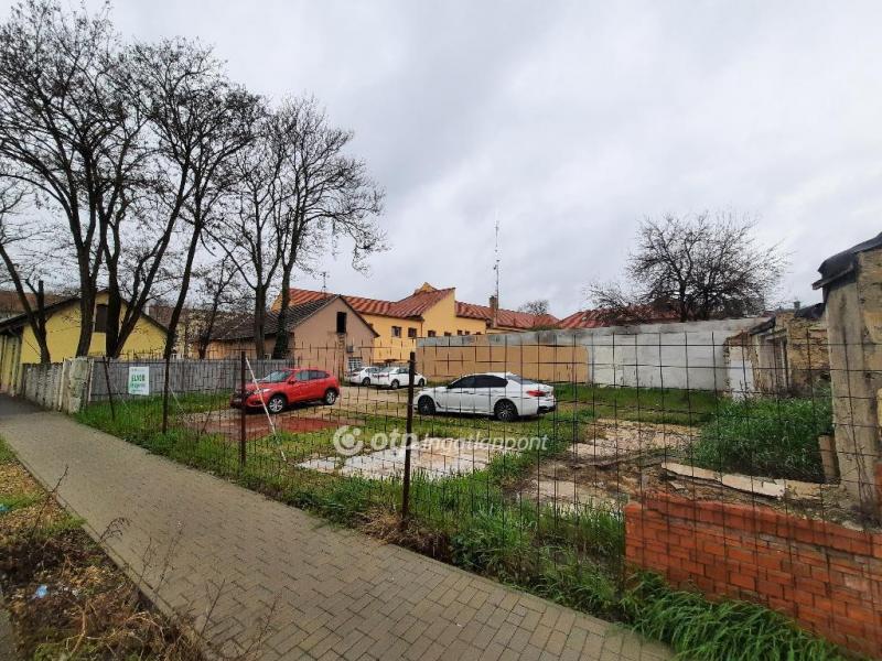 Eladó lakóövezeti telek Monor