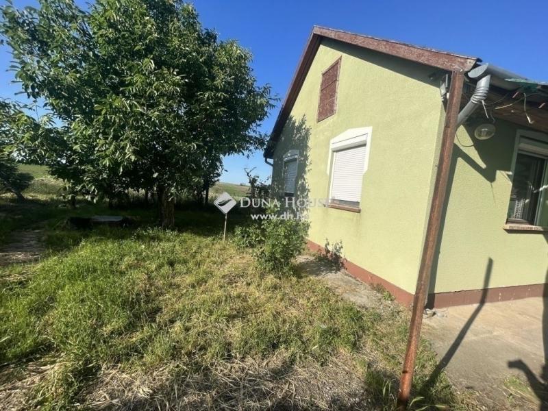 Eladó családi ház Úri