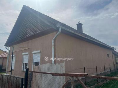 Eladó családi ház - 5052 Újszász