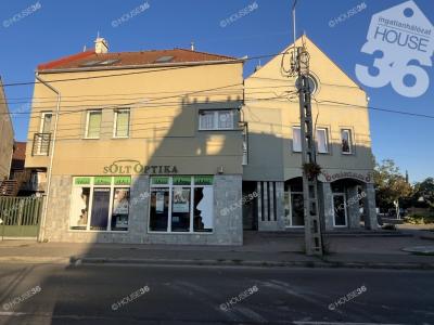 Eladó utcai bejáratú üzlethelység Solt