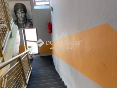 Eladó utcai bejáratú üzlethelység Siófok