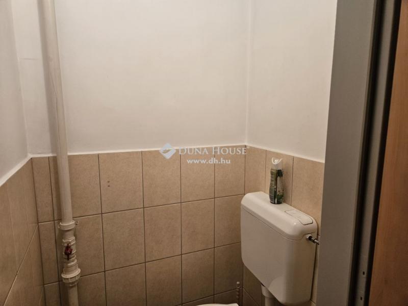 Eladó utcai bejáratú üzlethelység Pécs