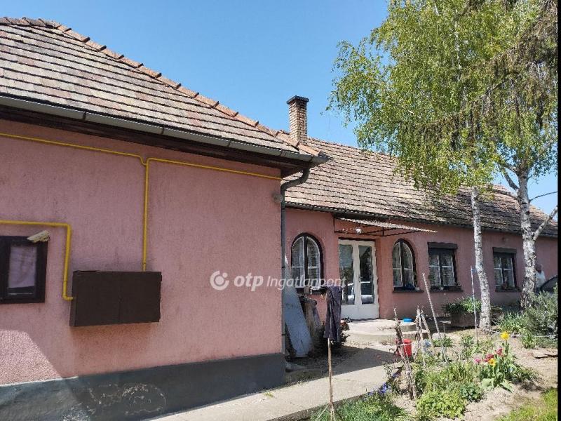 Eladó családi ház Szekszárd