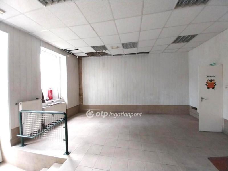 Eladó utcai bejáratú üzlethelység Nyíregyháza