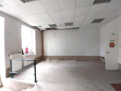 Eladó utcai bejáratú üzlethelység Nyíregyháza