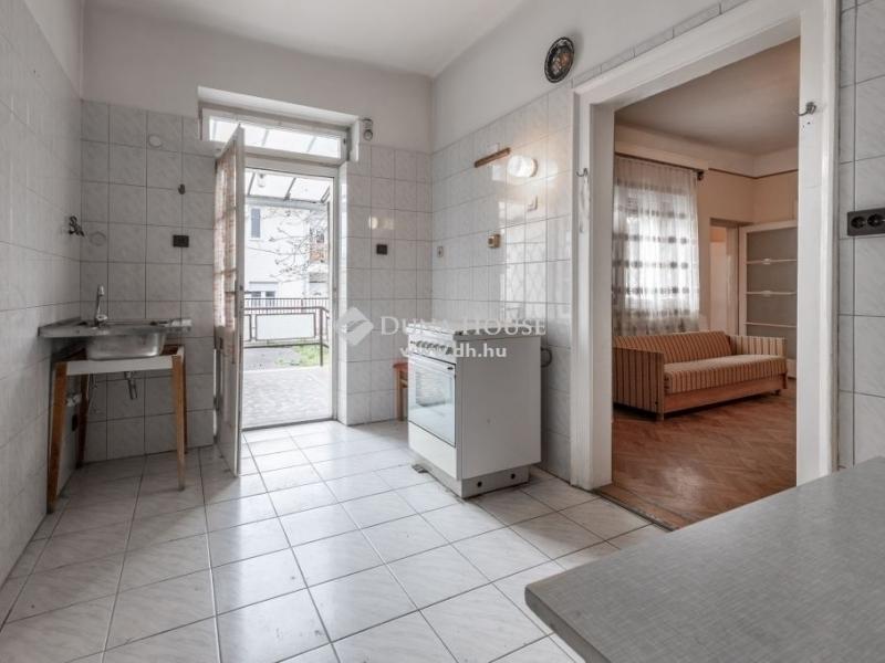 Eladó családi ház Budapest