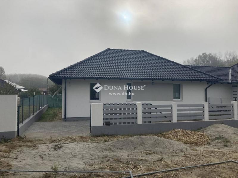 Eladó családi ház Üllő