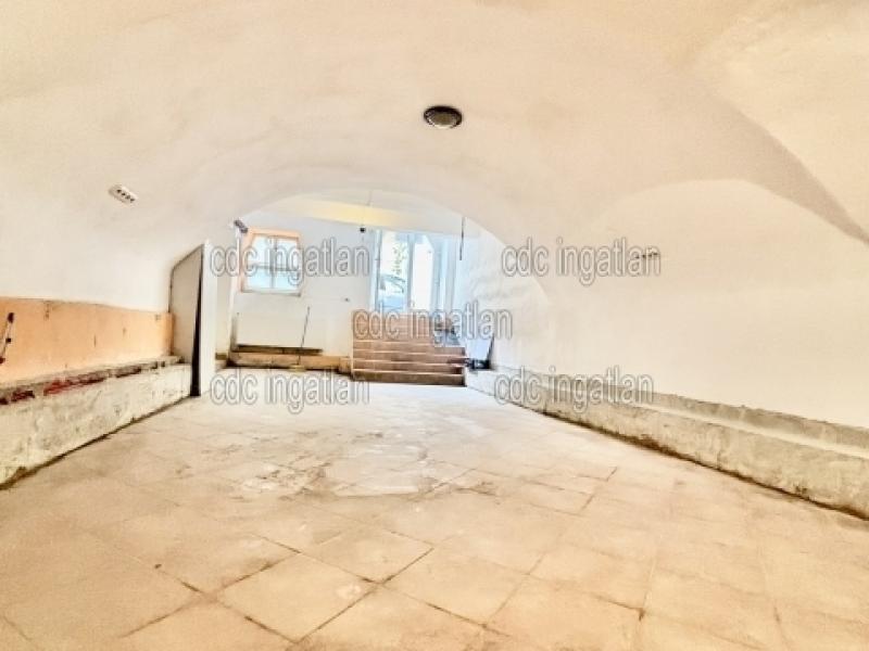 Eladó utcai bejáratú üzlethelység Budapest