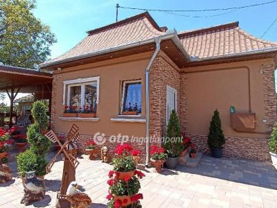 Eladó családi ház - 5126 Jászfényszaru