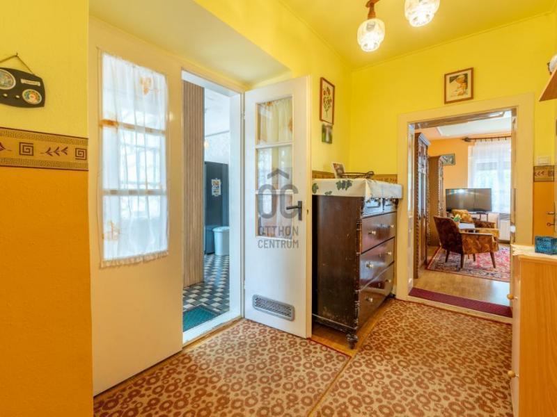 Eladó családi ház Úri